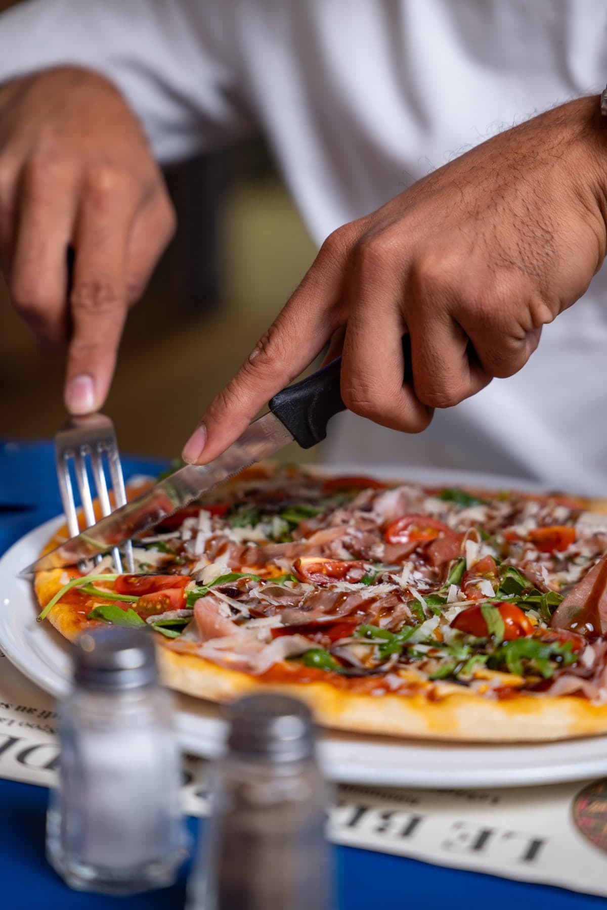Pizza artisanale roquette & prosciutto : l'instant gourmand saisi à table — Bistrot des Érudits