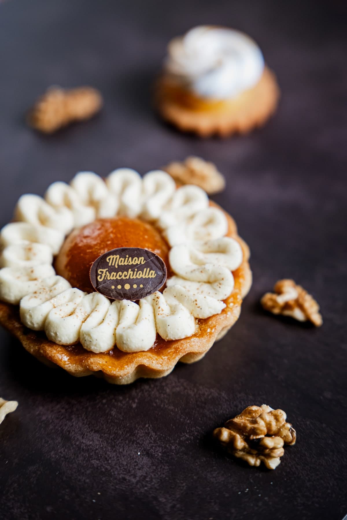 Pâtisserie signature en clair-obscur : le visuel qui déclenche l'envie — Maison Fracchiolla